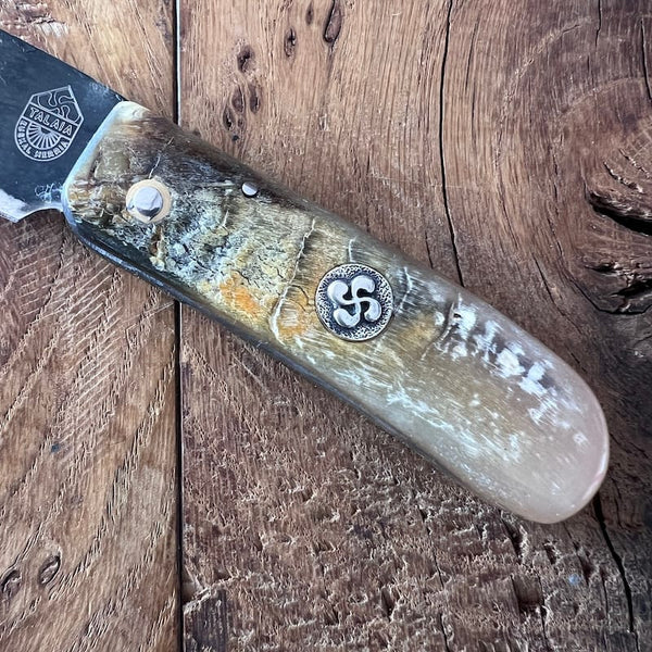 Le couteau basque du berger-l'authentique couteau basque traditionnel en corne de manech et sa lame en acier carbone.