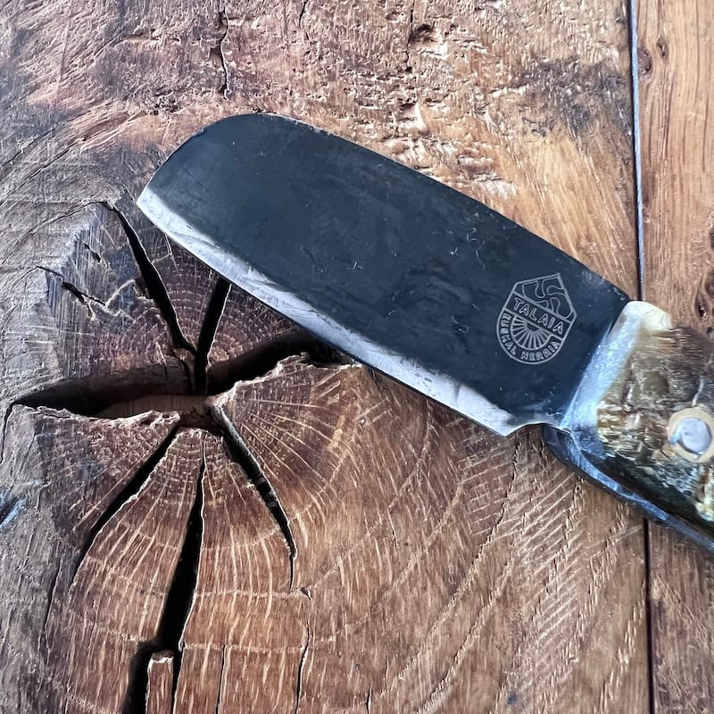 Le couteau basque du berger-l'authentique couteau basque traditionnel en corne de manech et sa lame en acier carbone.