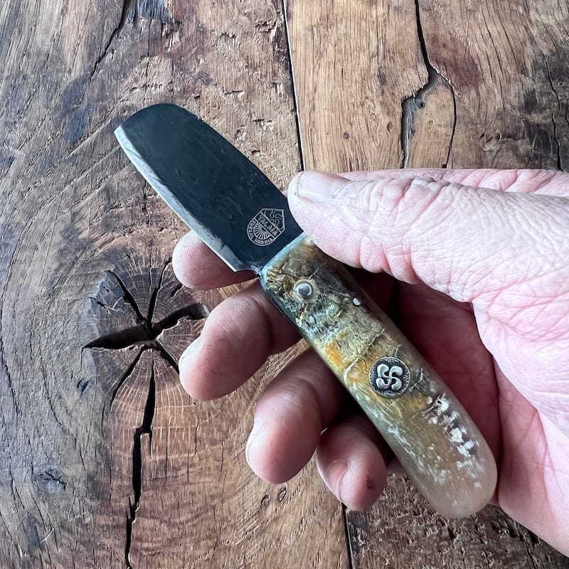 Le couteau basque du berger-l'authentique couteau basque traditionnel en corne de manech et sa lame en acier carbone.