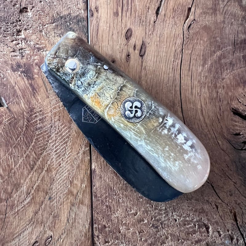 Le couteau basque du berger-l'authentique couteau basque traditionnel en corne de manech et sa lame en acier carbone.