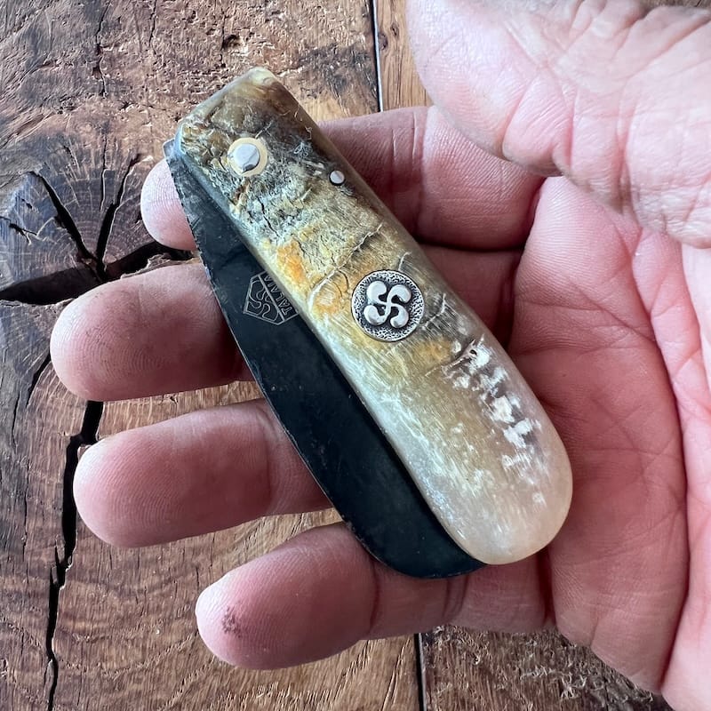 Le couteau basque du berger-l'authentique couteau basque traditionnel en corne de manech et sa lame en acier carbone.