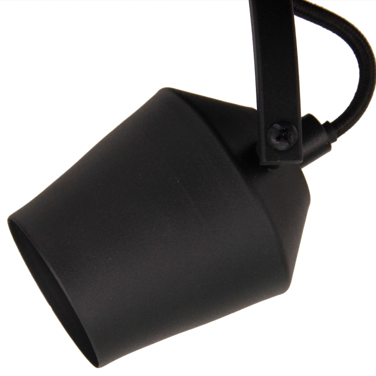 Detailopname van de moderne zwarte Tavola plafondlamp. Een strakke toevoeging die elke ruimte een eigentijdse look geeft.