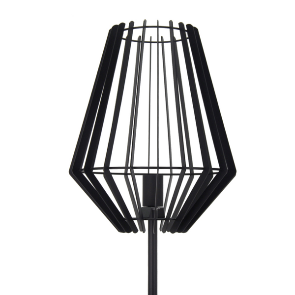 Deze zwarte Tavola vloerlamp voegt een moderne touch toe aan je interieur. Perfect voor een sfeervolle leeshoek.