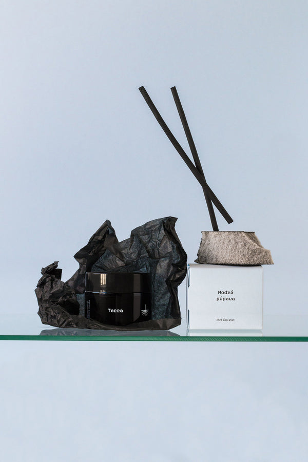 Pleťová maska Terra od Modrej Púpavy v minimalistickom lifestyle zábere