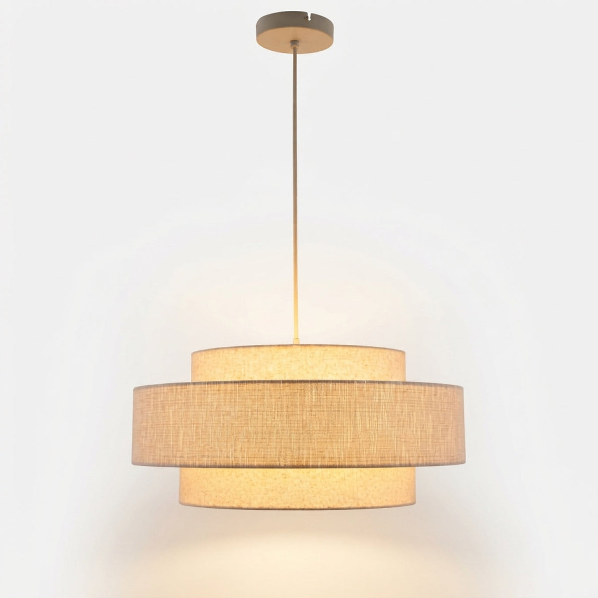 De Trilo hanglamp in beige zand brengt rustieke charme in je interieur. Perfect voor een sfeervolle Japandi uitstraling.