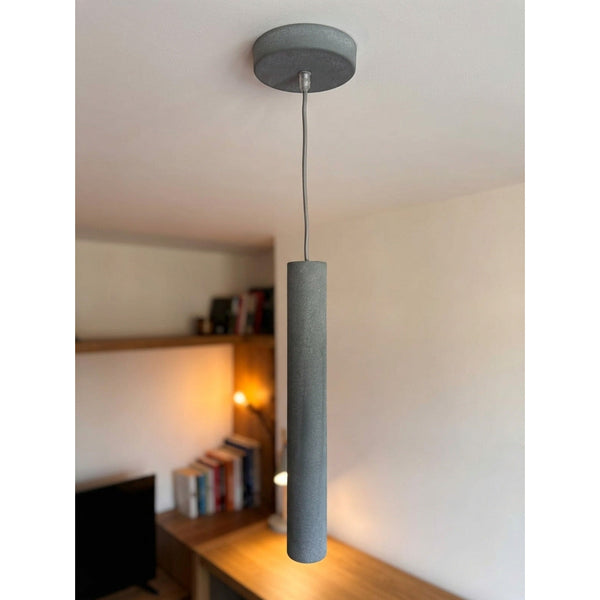 De grijze Tubo hanglamp geeft een industriële touch aan je interieur. Perfect voor sfeervolle verlichting boven de eettafel.