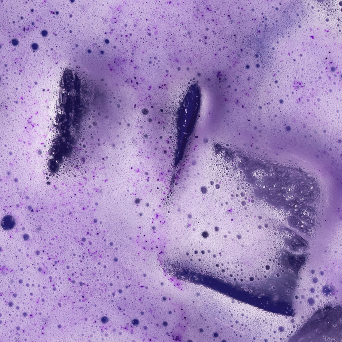 Gros plan sur la texture d'un ube latte préparé avec le mélange en poudre bio de la marque nümorning