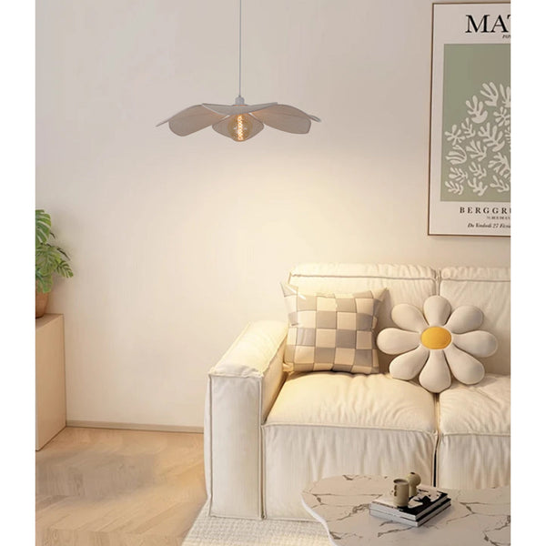 Bohemian-Stil mit der Various Corvo Pendelleuchte – warme Atmosphäre durch natürliches Material.