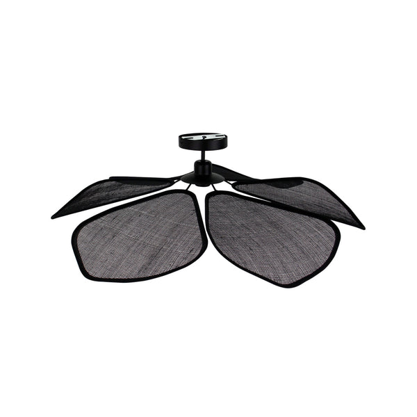 Elegante Schmetterling Deckenleuchte als Blickfang im Wohnzimmer – perfekter Mix aus Boho und Modern.