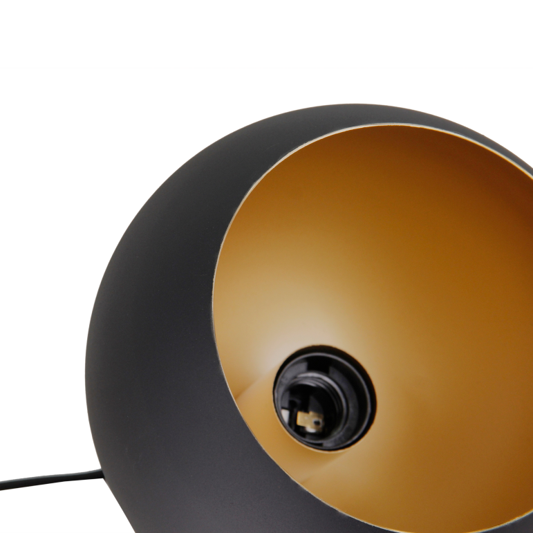 Deze zwarte tafellamp van Chericoni voegt een moderne touch toe aan je interieur. Perfect voor sfeervolle verlichting.