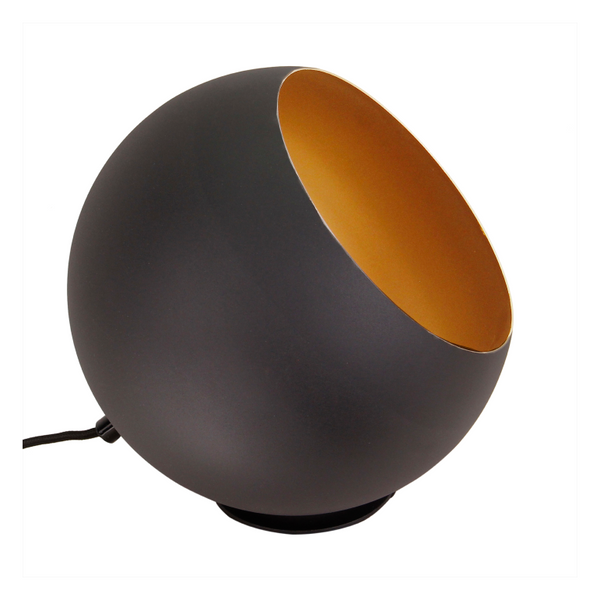 Zijaanzicht van de moderne zwarte Occhio tafellamp. Perfect voor een trendy accent in elke ruimte.