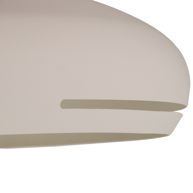 De crème plafondlamp Striscia van Chericoni heeft een modern design.