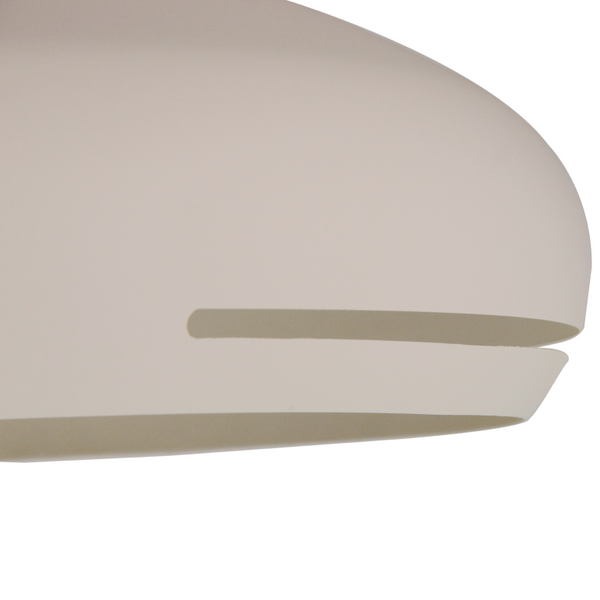 De crème plafondlamp Striscia van Chericoni heeft een modern design.