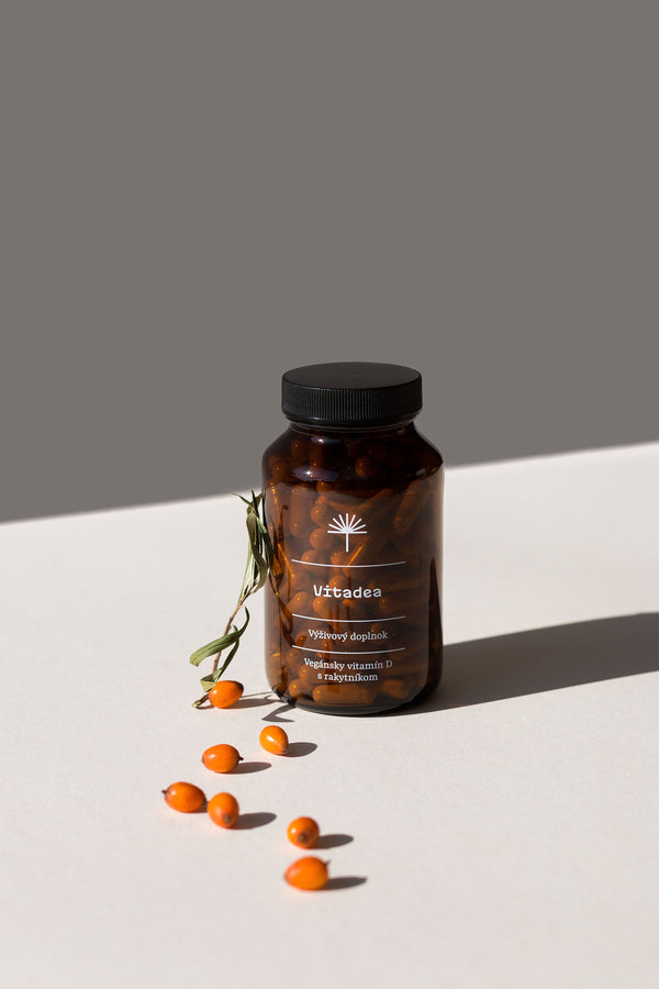 Výživový doplnok Vitadea s rakytníkom od Modrej Púpavy v lifestyle zábere